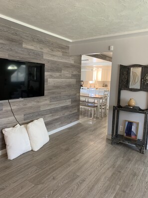 Interior - Beautiful Big Home With Heated Inground Pool & Hot Tub! (Kamloops)