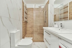 A modern bathroom with a shower, toilet, and sink. - Comfortable Apartment | Balcony and Private Parking (Wroclaw)