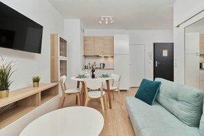 TV - Comfortable Apartment | Balcony and Private Parking (Wroclaw)