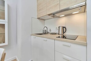 Fridge, microwave, stovetop, dishwasher - Comfortable Apartment | Balcony and Private Parking (Wroclaw)