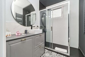 Dusche, kostenlose Toilettenartikel, Haartrockner, Shampoo