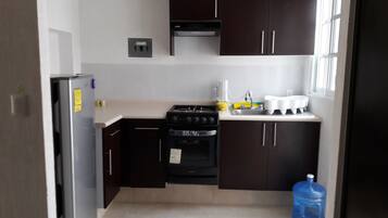 Refrigerador, microondas, tetera/pava eléctrica, utensilios de cocina