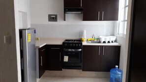 Refrigerador, microondas, tetera/pava eléctrica, utensilios de cocina