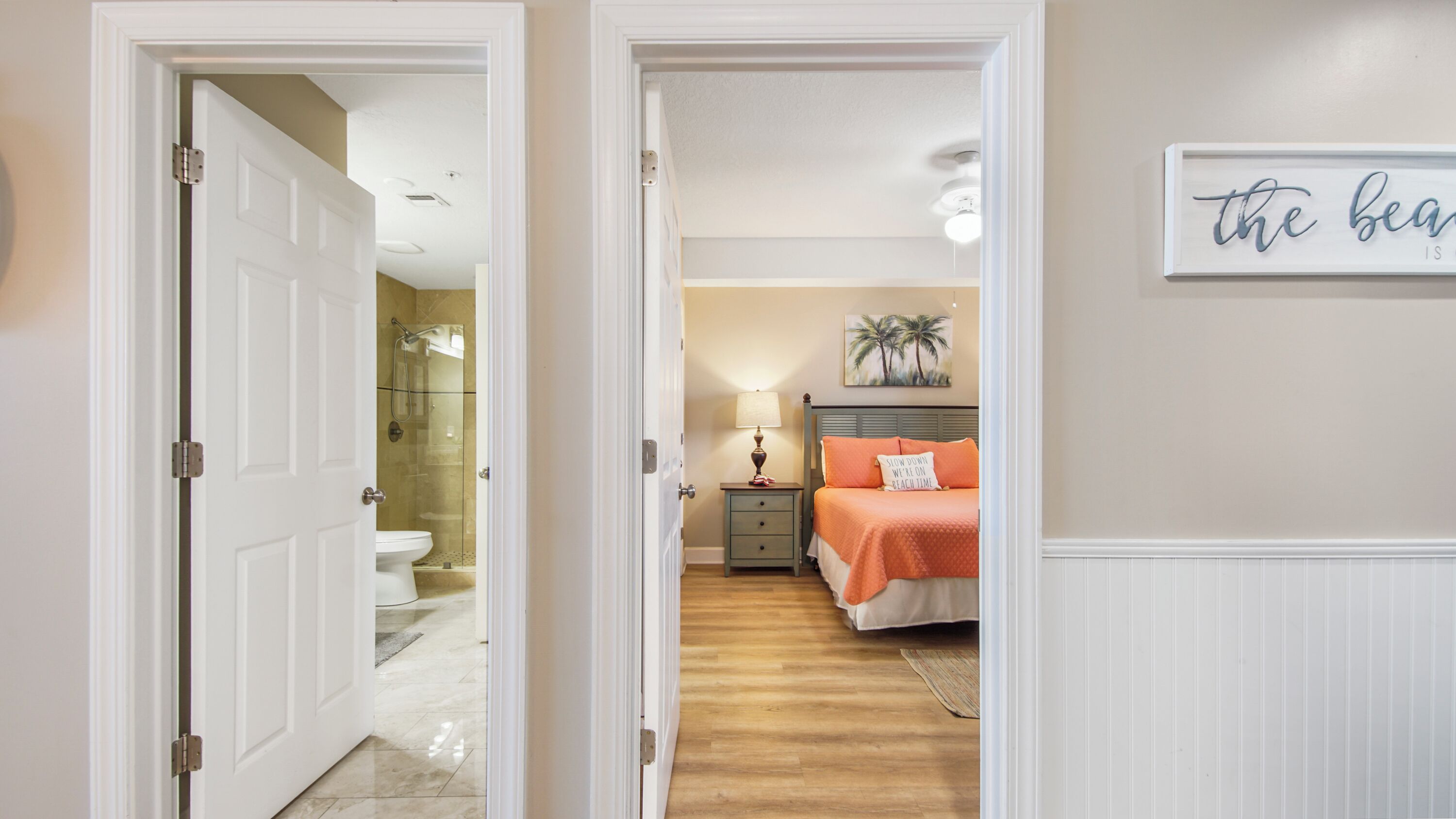 Une chambre d’hôtel avec une salle de bain, un lit et une table de chevet.