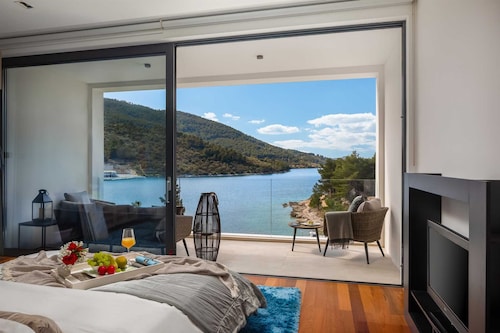 Beachfront Villa Grain of Salt with Pool