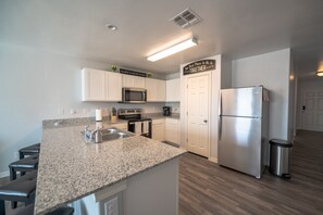 Réfrigérateur, four à micro-ondes, un four, surface de cuisson