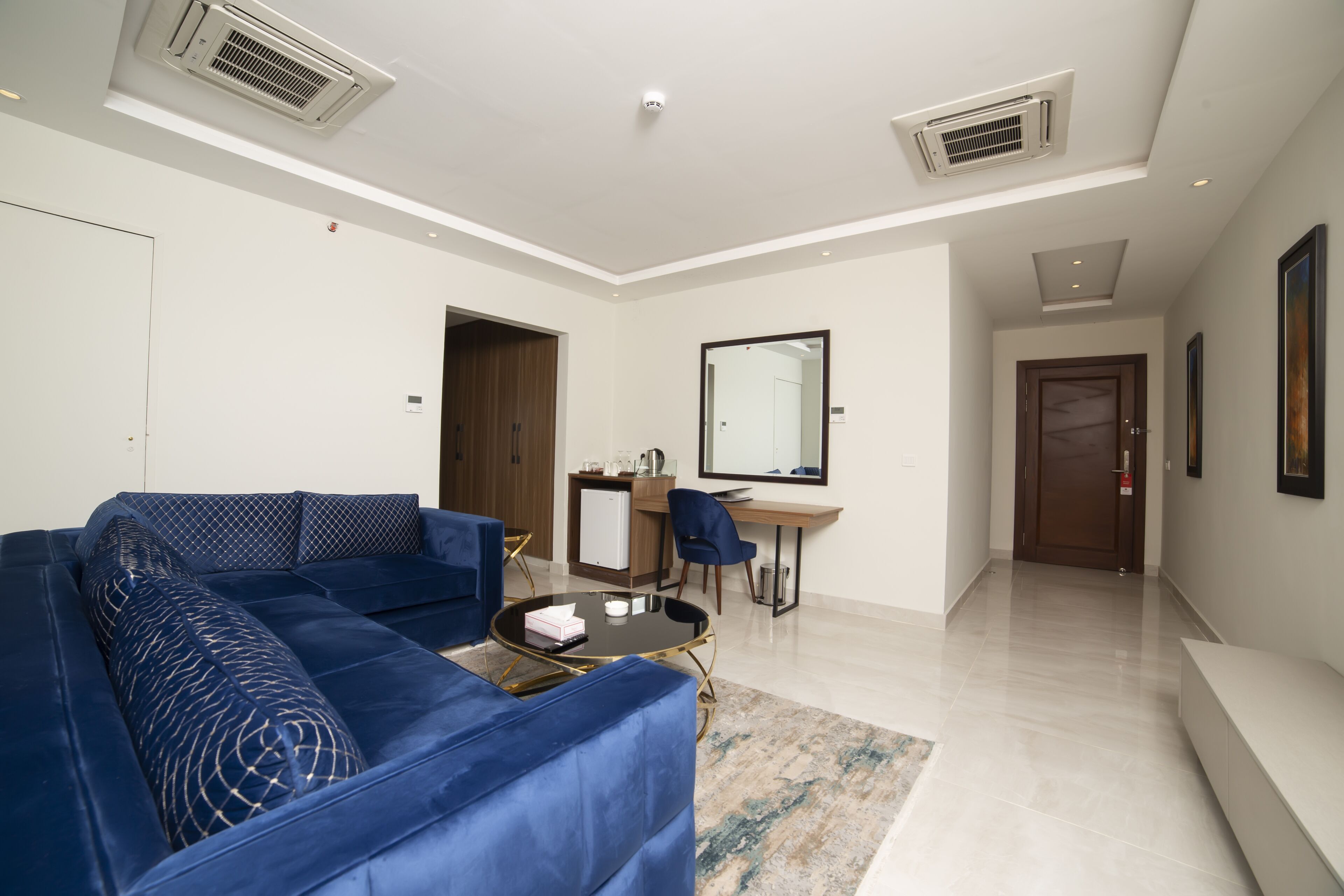 32-tums LCD-tv med kabelkanaler och tv