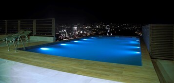 Piscina externa, espreguiçadeiras