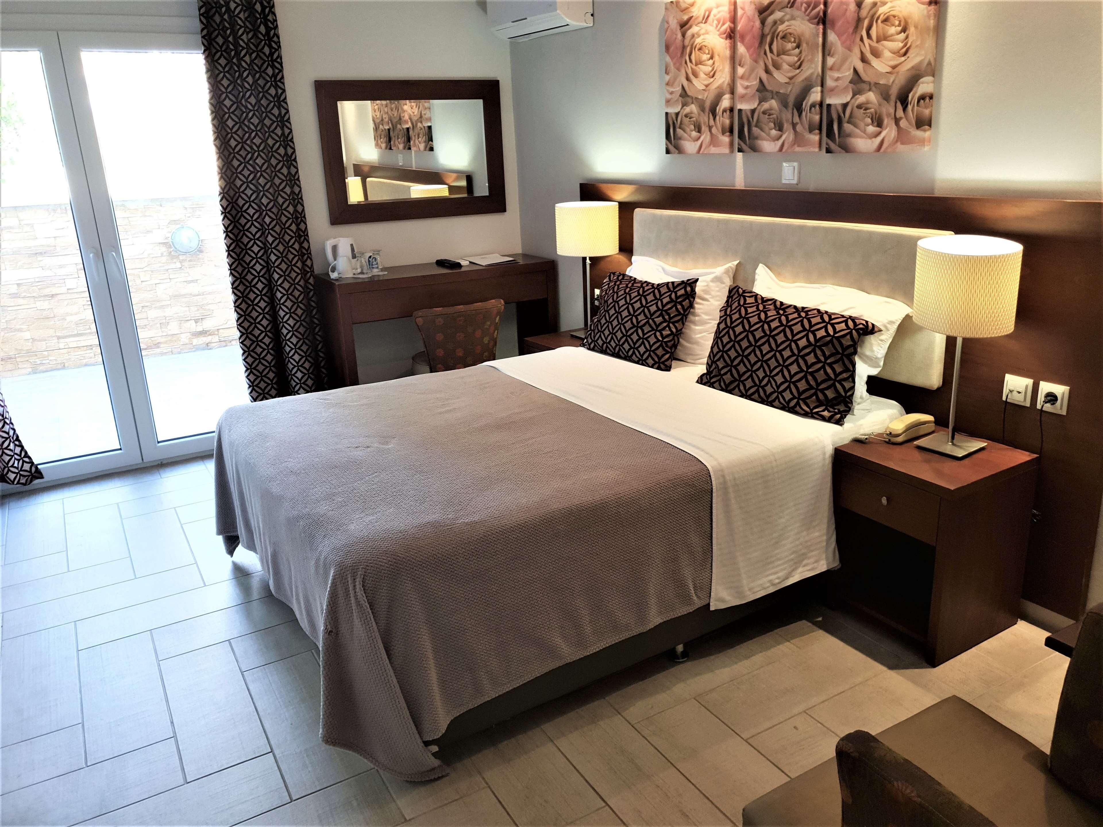In-room safe, desk, bed sheets