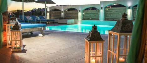 Piscine extérieure, chaises longues