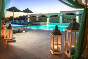 Una piscina al aire libre, tumbonas