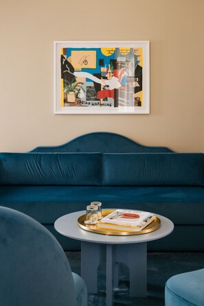 Ropa de cama de alta calidad y caja de seguridad en la habitación 