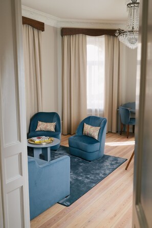 Ropa de cama de alta calidad y caja de seguridad en la habitación 