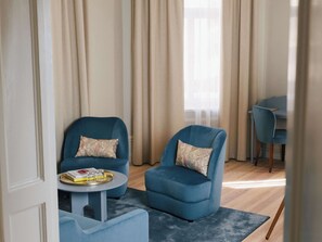 Ropa de cama de alta calidad y caja de seguridad en la habitación 