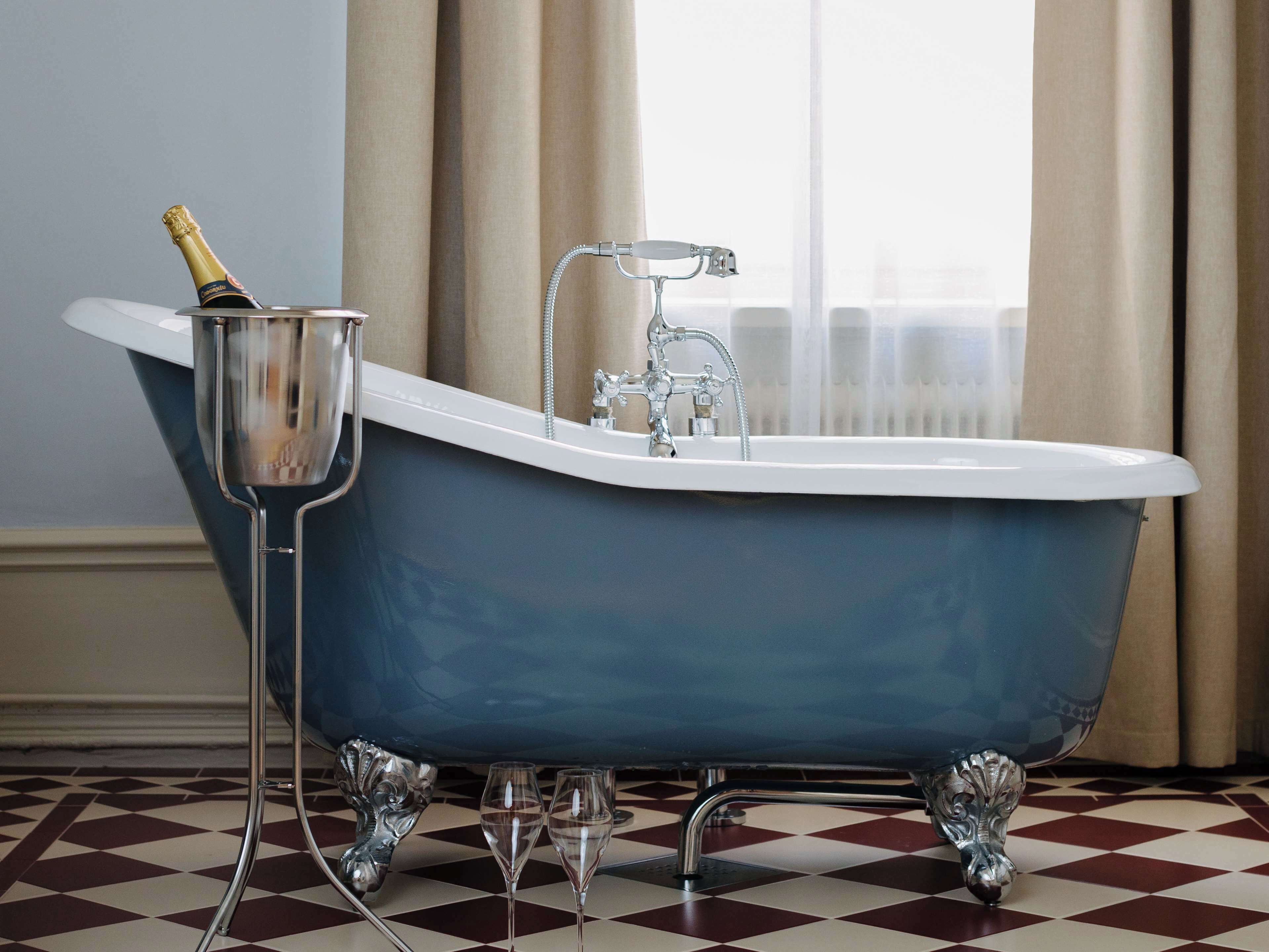 executive suite, 1 king bed, non smoking (with sofabed) | bathroom | hair dryer, heated floors, towels, soap