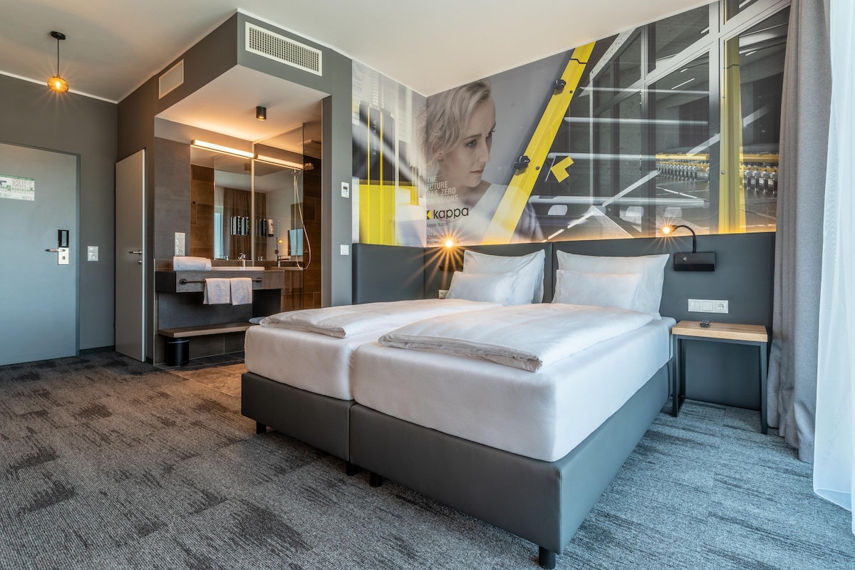 Standard Room, 2 Single Beds | In-room safe, desk, laptop workspace, blackout curtains
