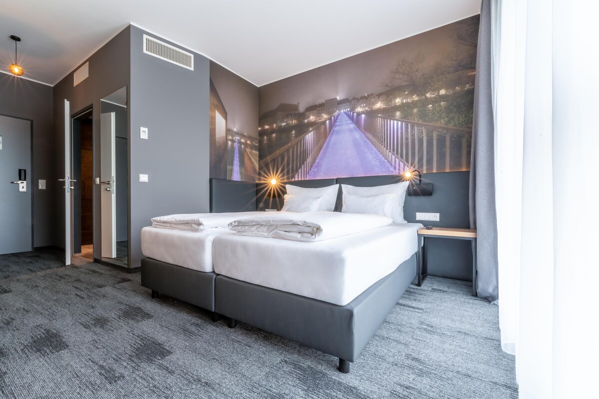 Standard Room, 2 Single Beds | In-room safe, desk, laptop workspace, blackout curtains