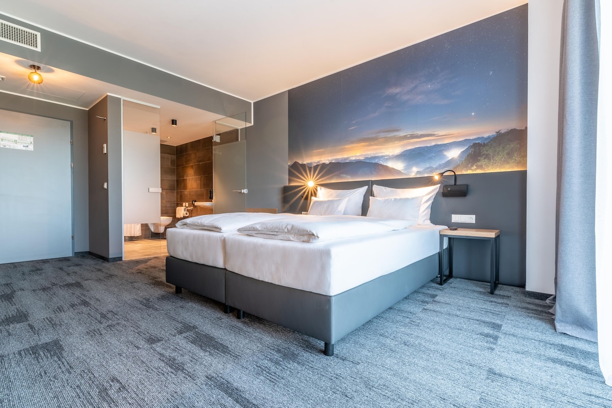 Standard Room, 2 Single Beds, Accessible | In-room safe, desk, laptop workspace, blackout curtains