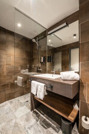 Chuveiro, chuveiro com efeito de chuva, produtos de toalete grátis 