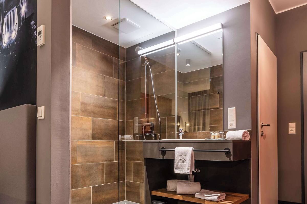 standard room, 2 single beds | bathroom | shower, rainfall showerhead, free toiletries, hair dryer