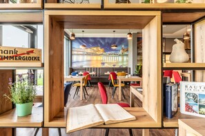 Café da manhã com buffet todos os dias (EUR 16 por pessoa) 