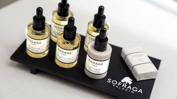 Presentación de productos de cuidado corporal CODAGE sobre una bandeja negra con el logotipo de SOFRAGA PALACIO.