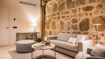 Deluxe Suite | Woonruimte | Een smart-tv