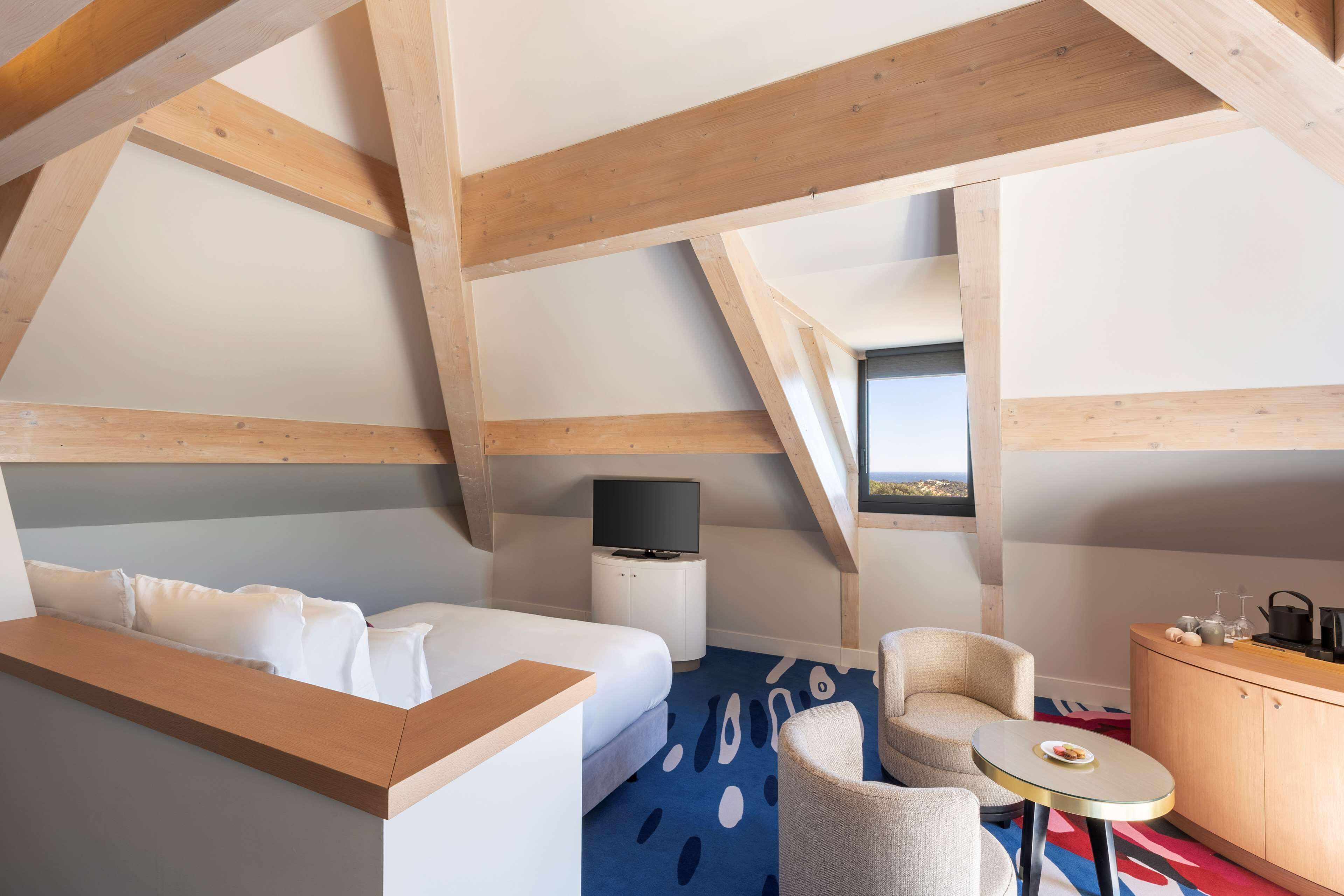 junior suite, 1 king bed, terrace, sea view | premium bedding, minibar, in-room safe, desk