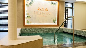 A spa area with a tiled pool, a wooden bench, and a sign reading "MONA SPA collection". - Eden Rose Grand Hotel, BW Premier Collection (Bormes-Les-Mimosas)