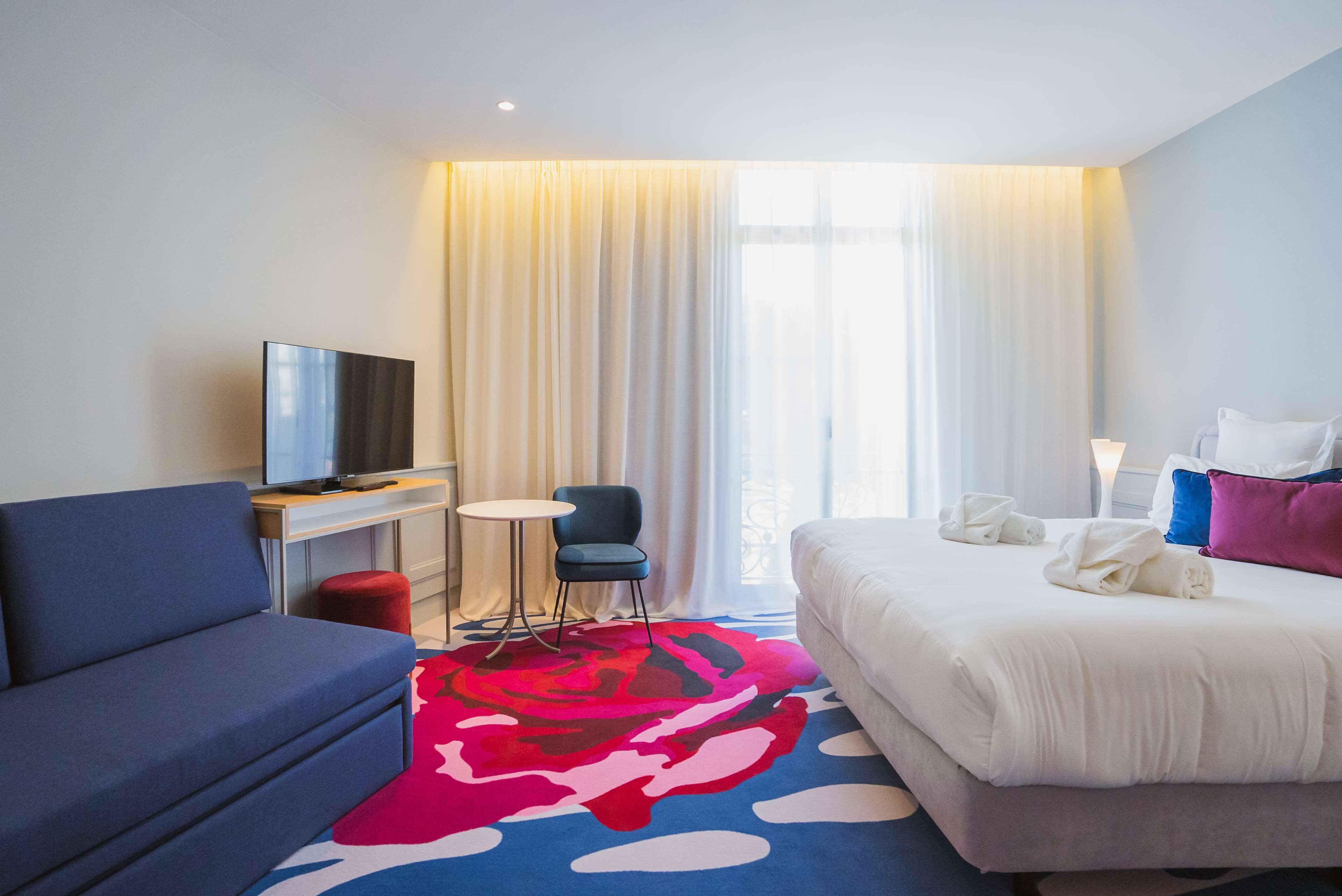 executive room, 1 king bed, non smoking (with single sofabed) | premium bedding, minibar, in-room safe, desk