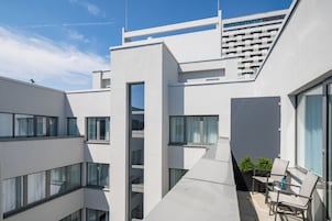 Business-Zimmer, 1 Queen-Bett, Balkon (Walk-in Shower) | Allergikerbettwaren, Zimmersafe, Schreibtisch, Verdunkelungsvorhänge