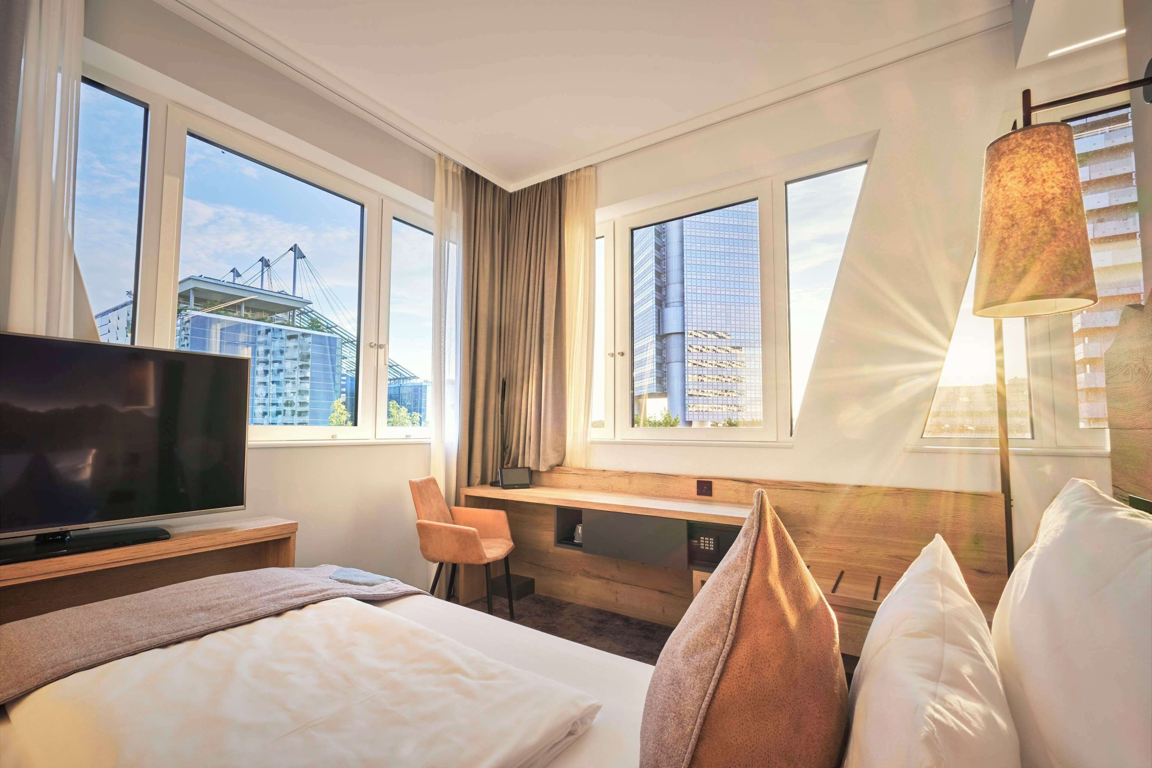 classic room, 1 queen bed (walk-in shower) | 1 bedroom, hypo-allergenic bedding, in-room safe, desk