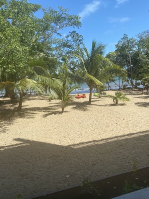 En la playa, camastros y toallas de playa 