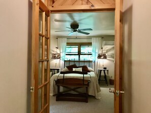 4 slaapkamers, een strijkplank/strijkijzer, internet, beddengoed