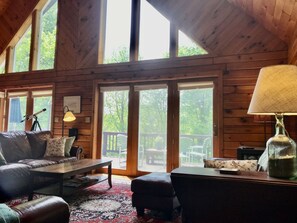 Smart-tv en een tafeltennistafel