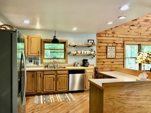 Een koelkast, een microgolfoven, een oven, een kookplaat