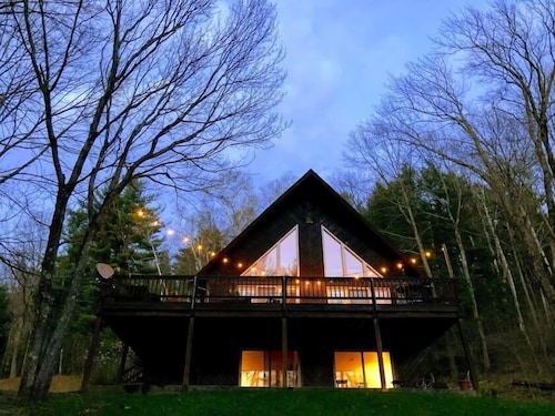 Twin Ponds ~ Private Peaceful Retreat! Sleeps 10