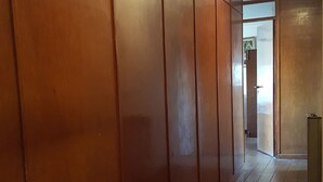 A hallway with wooden paneling and a wooden floor. - Habitación Privada // Casa (DRN)