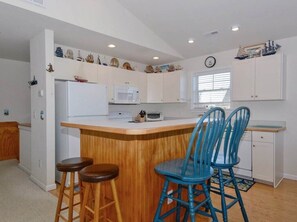 Køleskab, kogeplade, opvaskemaskine, køkkentøj/tallerkener/redskaber