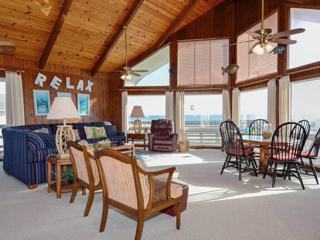 Televisie, een dvd-speler, boeken en een filmbibliotheek