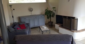 TV, fireplace, ping pong - Architect-designed house 35 minutes from Hyères and the beaches (Pignans)