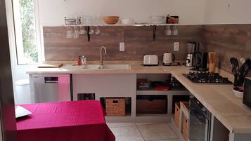 Micro-ondes, lave-vaisselle, cafetiĂšre/bouilloire