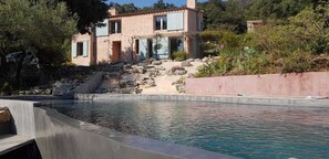 Outdoor pool, a heated pool - Architect-designed house 35 minutes from Hyères and the beaches (Pignans)