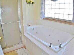 Combined shower/tub, jetted tub, towels