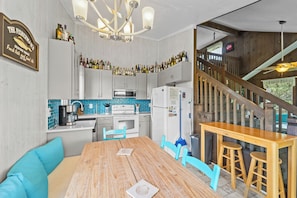 Fridge, oven, stovetop, dishwasher - Head for the beach and settle into Migration! (South Nags Head)