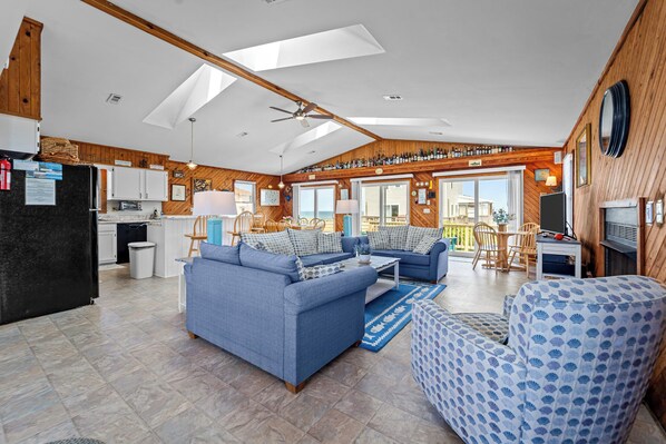 TV, fireplace, DVD player, books - Desi's Delight is a perfect home for your beach getaway! (South Nags Head)