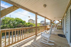Terrace/patio - Desi's Delight is a perfect home for your beach getaway! (South Nags Head)