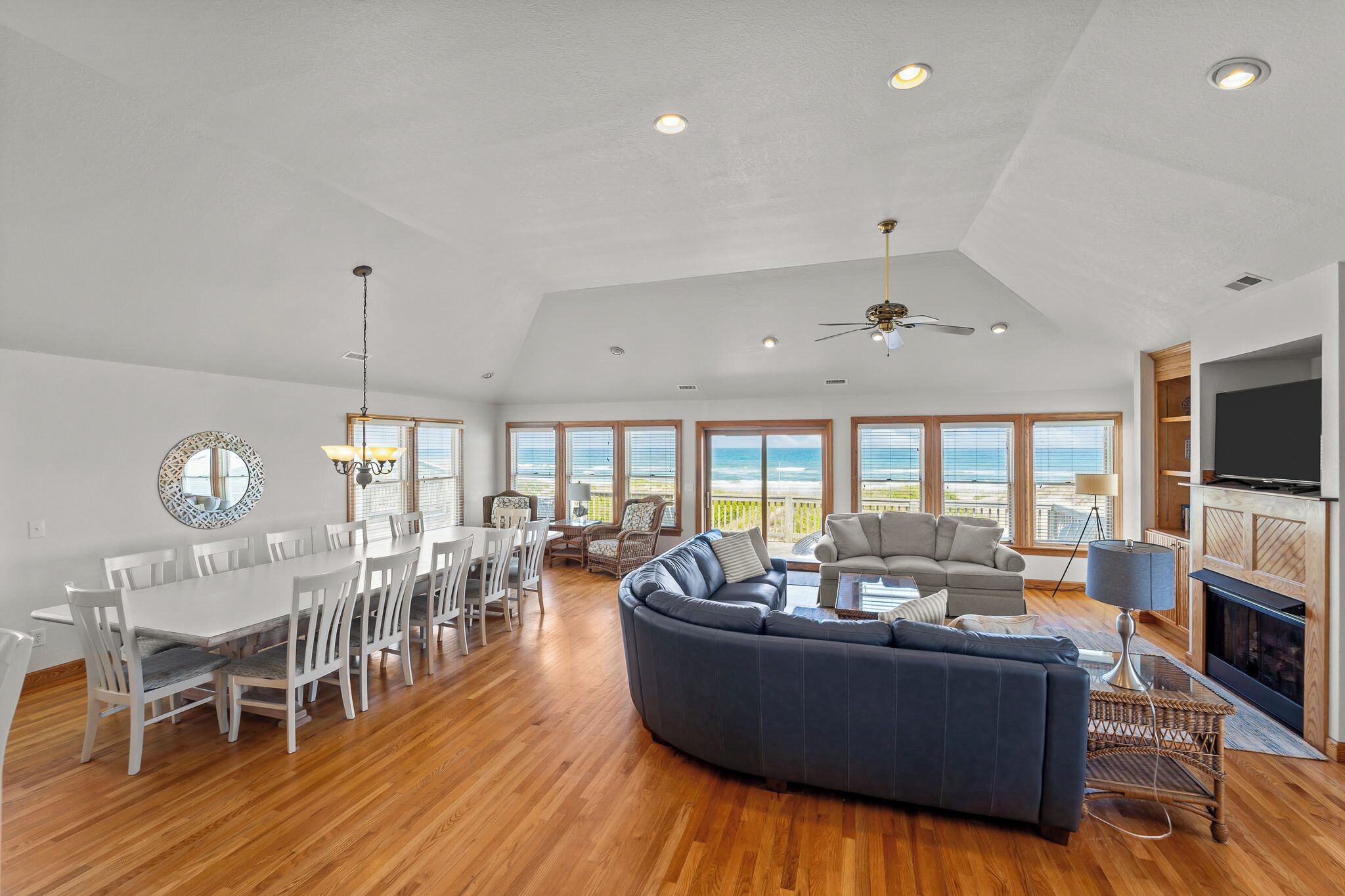 Fernseher, Kamin, DVD-Player, Bücher