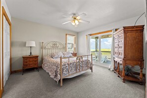 8 عدّة غرف نوم وخدمة الإنترنت وملاءات أسرّة