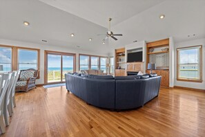 Tv, eldstad, dvd-spelare och böcker